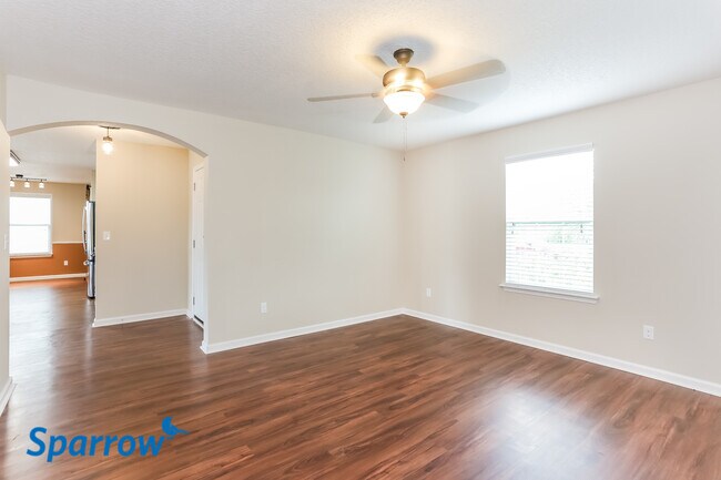 Foto del edificio - 77020 Hardwood Ct