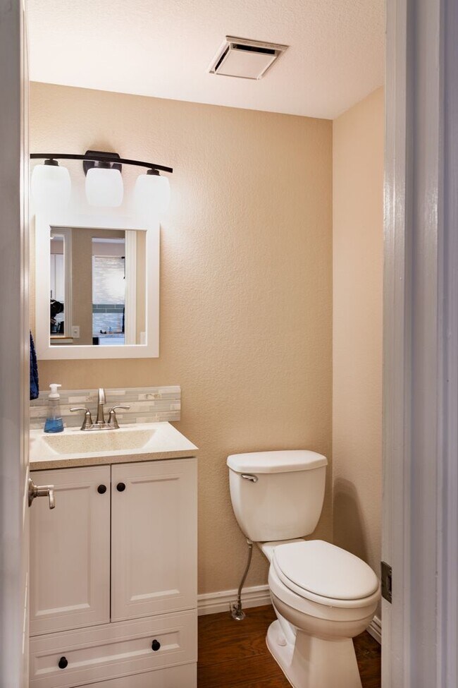Foto del edificio - Updated Boise Ave. Townhome in great location!