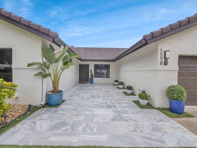 Foto del edificio - 1598 SW 19th St