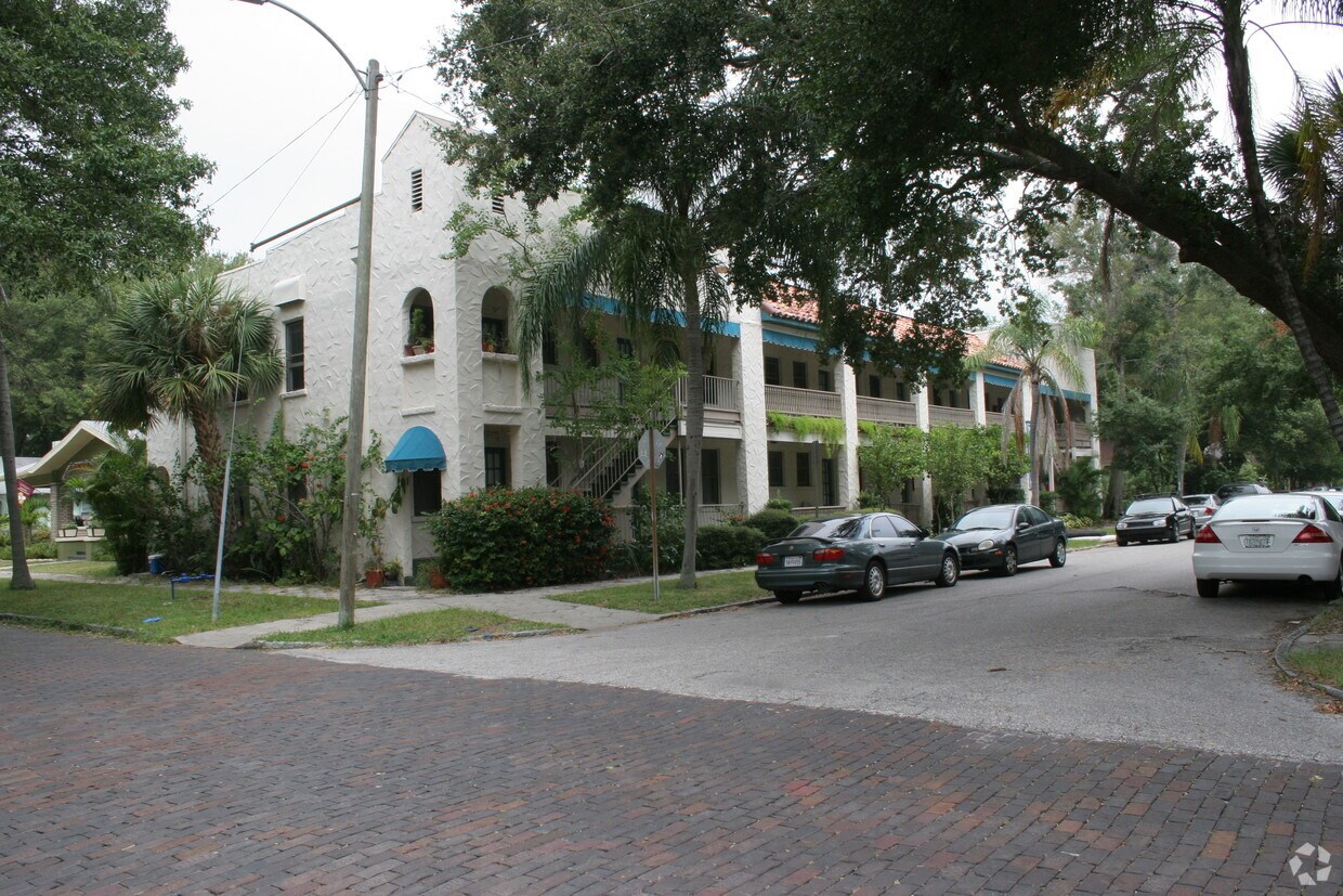 Building Photo - 1206 Oak St