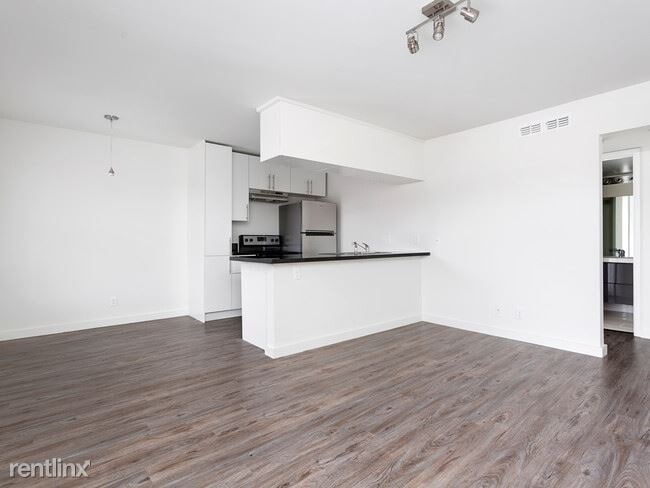 Building Photo - 415 W 39th St