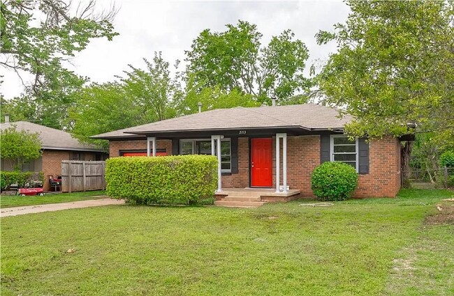 Building Photo - Charming 2-Bedroom / 1-Bathroom Bungalow i...