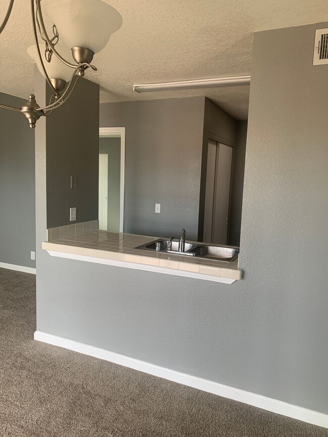 Building Photo - Las Palmas Condo