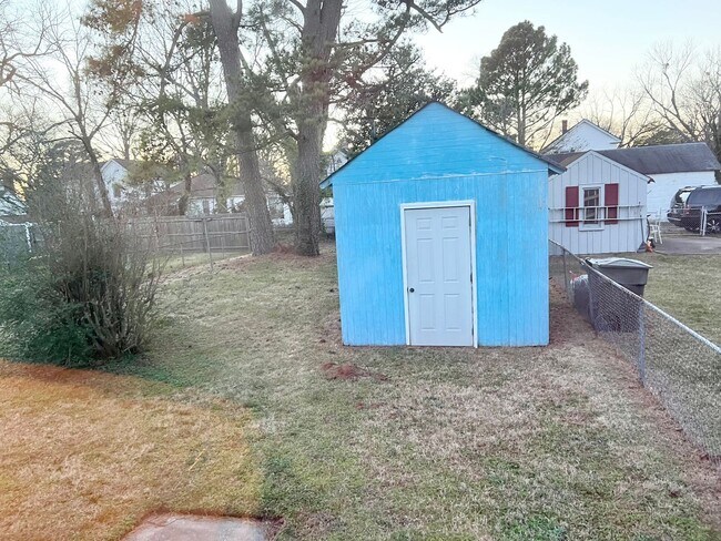 Building Photo - **2 Bed 2 FULL bath RANCH w/ Front porch &...