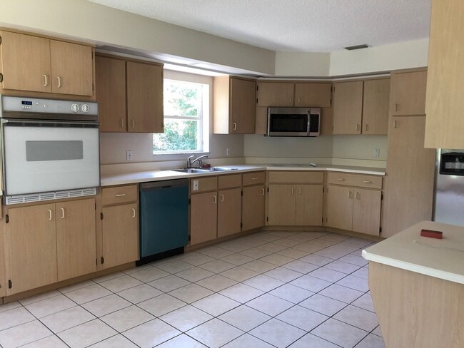 Foto del edificio - Large 3 Bedroom/2 Bathroom Single Family Home