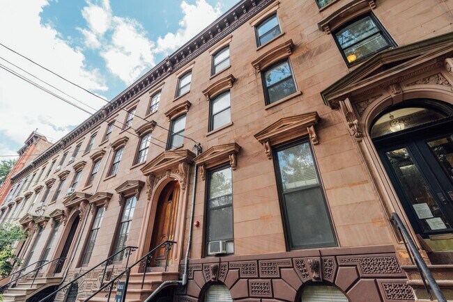 Building Photo - 287 York St