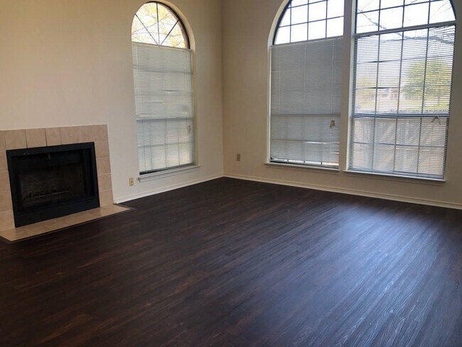 Foto del edificio - 914 Teakwood Ln