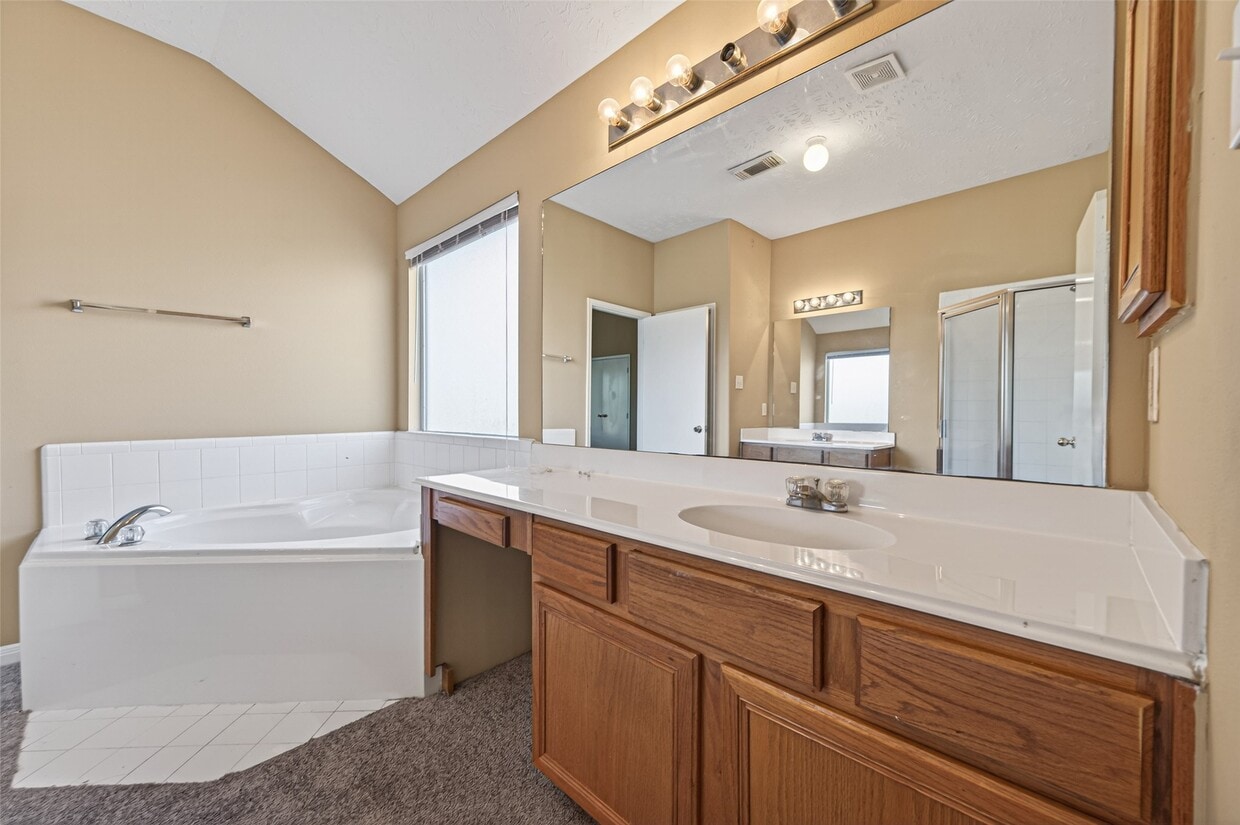 Foto del edificio - 3006 Palace Oaks Dr