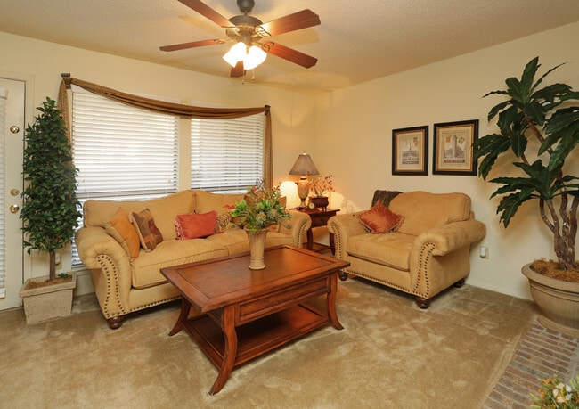 Sala de estar B1 - Woodlake Apartments