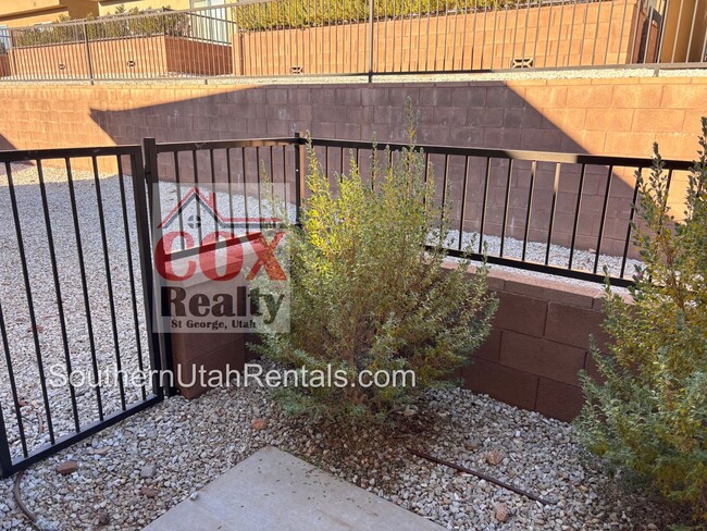 Building Photo - 4bd | 2.5 Bath | 2 Car Detached Desert Can...