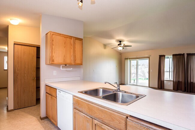 Building Photo - Charming 3-Bedroom Home in Redmond: Spacio...