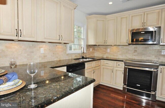 Foto del edificio - 7411 Salford Ct