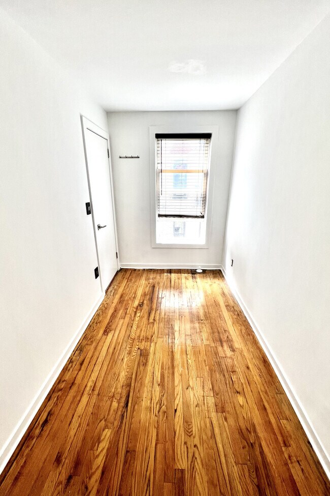 Building Photo - 224 E 18th St