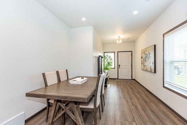 Foto del edificio - 3-bedroom, 2-bathroom South Fargo Family Home w/ 2 Stall Garage