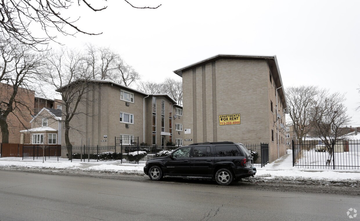 Foto del edificio - 7421-7427 S Yates Blvd