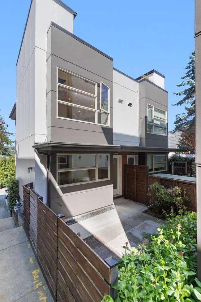 Building Photo - Gorgeous VIEW Townhome w/ 2 Master Suites in Coveted Eastlake