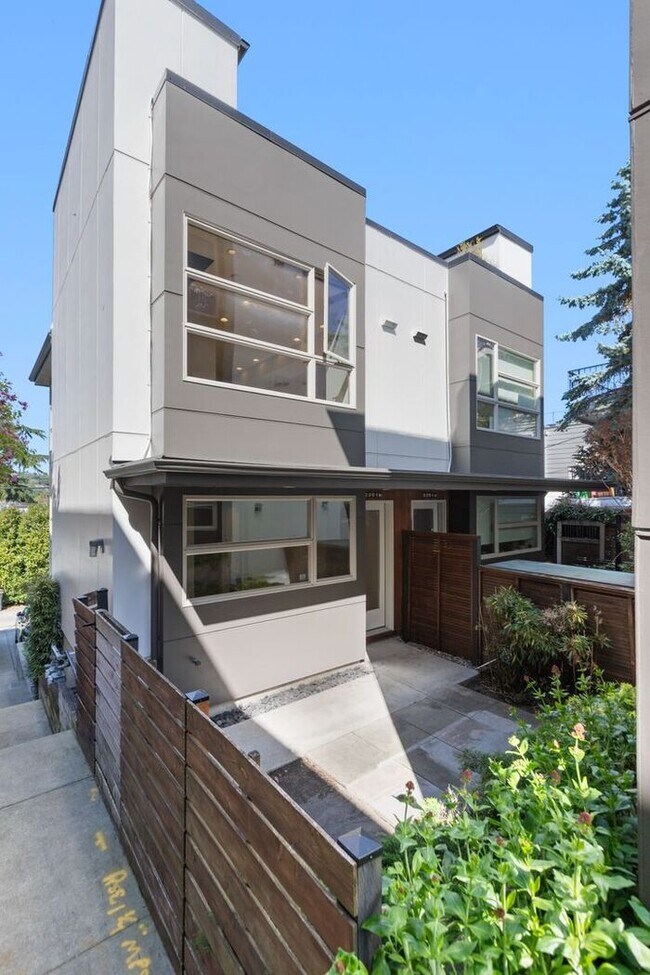 Foto del edificio - Gorgeous VIEW Townhome w/ 2 Master Suites in Coveted Eastlake