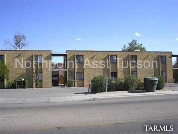 Building Photo - 3742 N Fairview Ave
