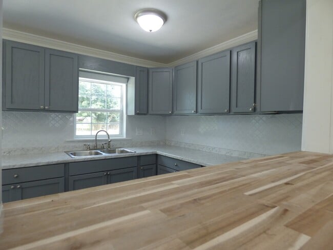 Building Photo - 1030 Clairmont Dr