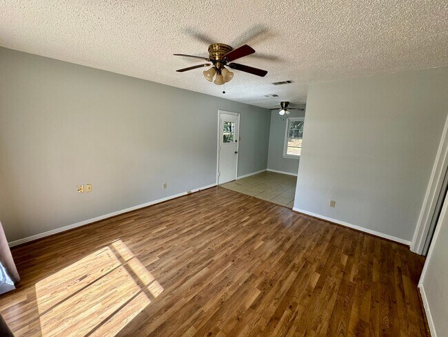 Building Photo - Three Bedroom Home in Orchard Estates