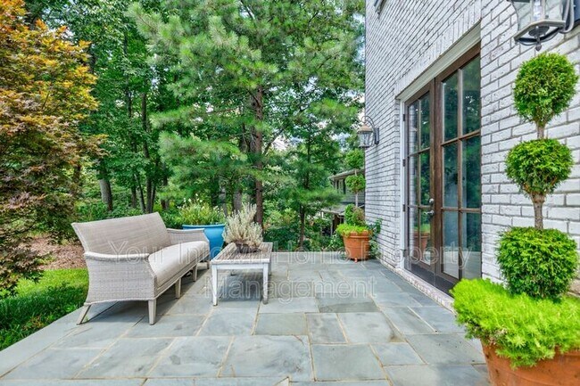 Foto del edificio - 6321 Hunting Creek Rd NE
