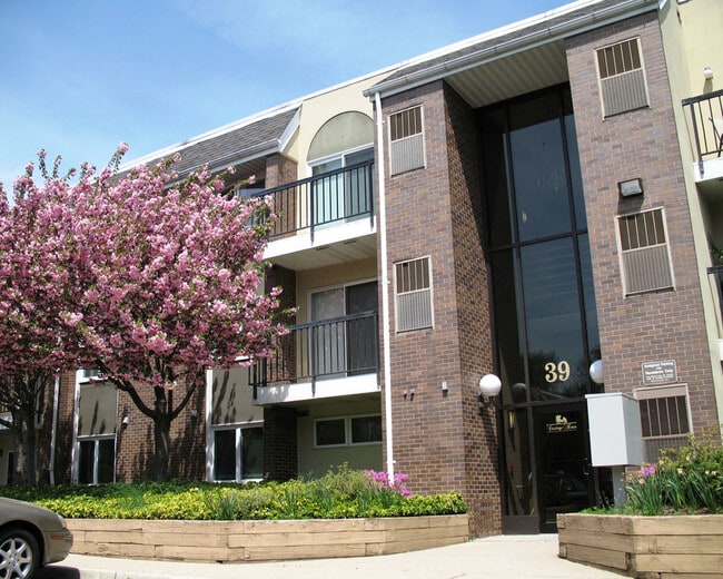 Building Photo - Carriage House