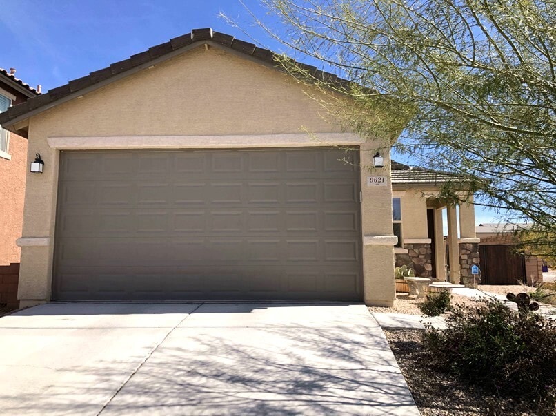 Primary Photo - Nice Home with Upgrades in Vail School Dis...