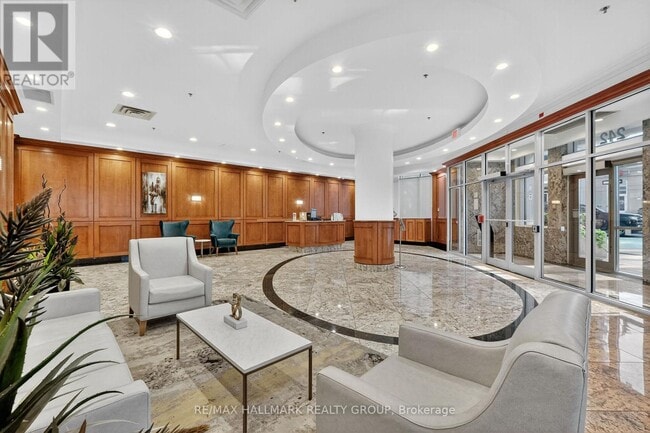 Building Photo - 242 Rideau St