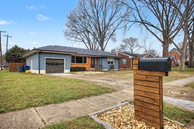 Foto del edificio - Charming Neighborhood | Minutes from Downtown | 3 Beds + 2 Baths | Fenced Backyard | Screened Pat...