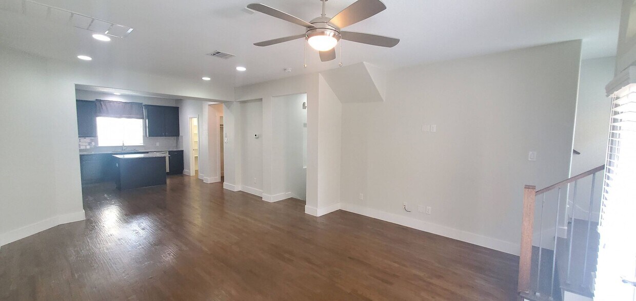Energy Efficient Urban Townhome w/ Open Floorplan, Gourmet Kitchen, Rooftop Patio, & Exall Park N... - Energy Efficient Urban Townhome w/ Open Floorplan, Gourmet Kitchen, Rooftop Patio, & Exall Park N...