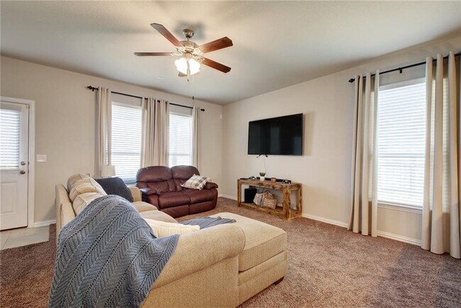 Building Photo - 121 Plantain Dr