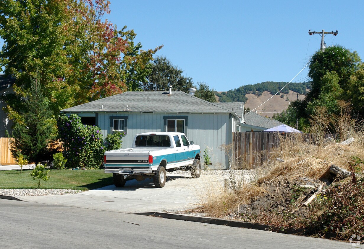 Building Photo - 66 Lark Center Dr