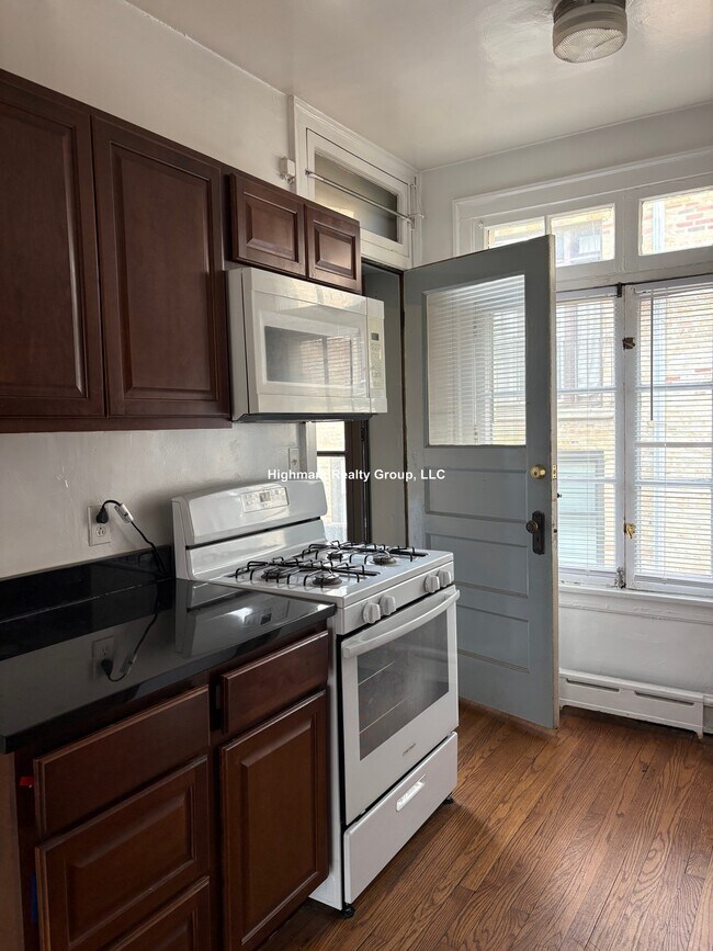 Foto del edificio - 909 Elmwood Ave