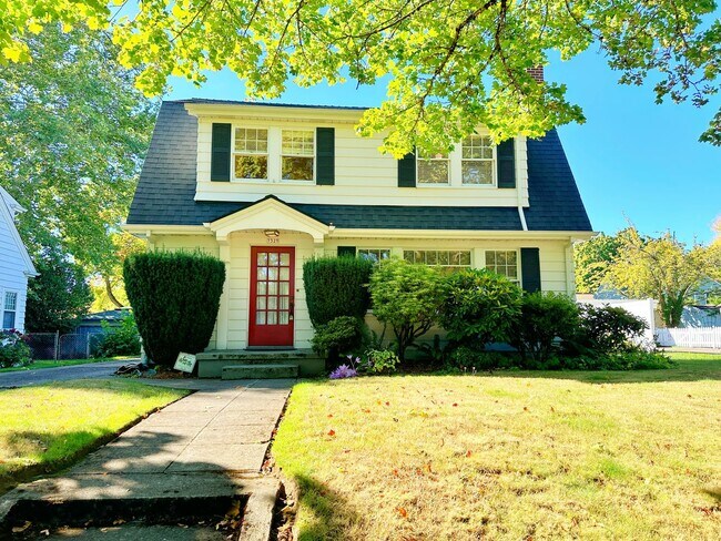 Foto del edificio - Stunning 3 Bedroom with Fully Fenced Yard ...