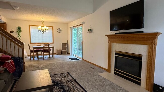 Building Photo - 2755 Ranchview Ln N