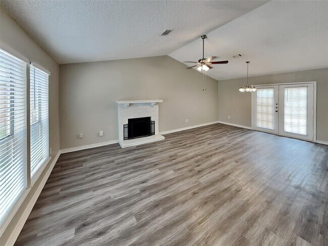 Foto del edificio - 4628 Moss Rose Dr