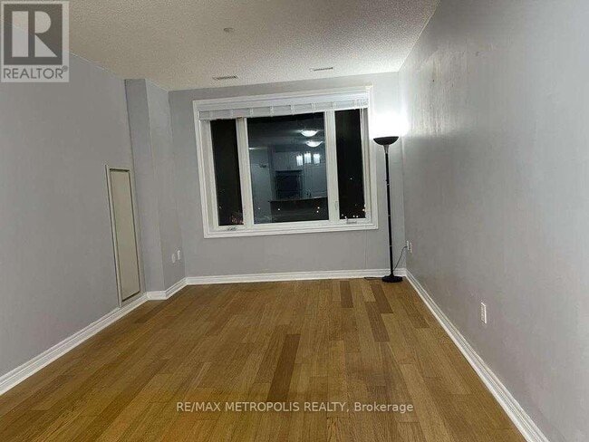 Photo du bâtiment - 7400-7400 Markham Rd