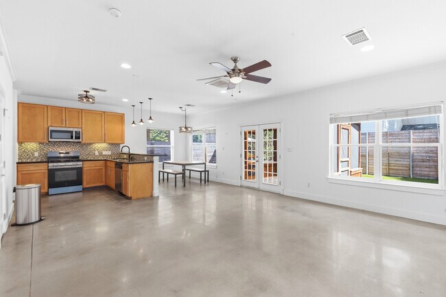 Building Photo - 2610 Hidalgo St