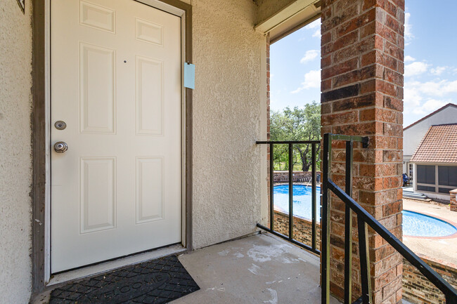 Entry - 932 Turtle Cv