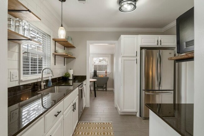 Building Photo - Enchanting Home @TU & Cherry Street