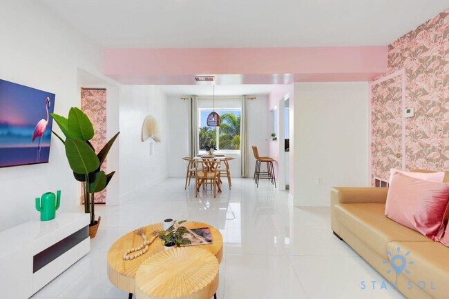 Building Photo - 809 S Ocean Dr