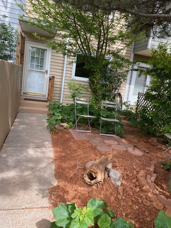Building Photo - 2 bedroom, 1.5 bath Townhome  $1600/month