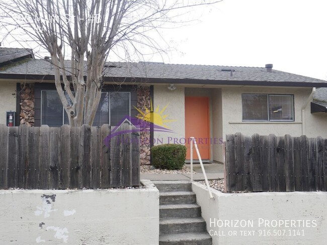 Building Photo - Remodeled 2 Bed 1 Bath Triplex Unit in Wes...