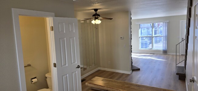 Foto del edificio - 9824 W Cornell Pl