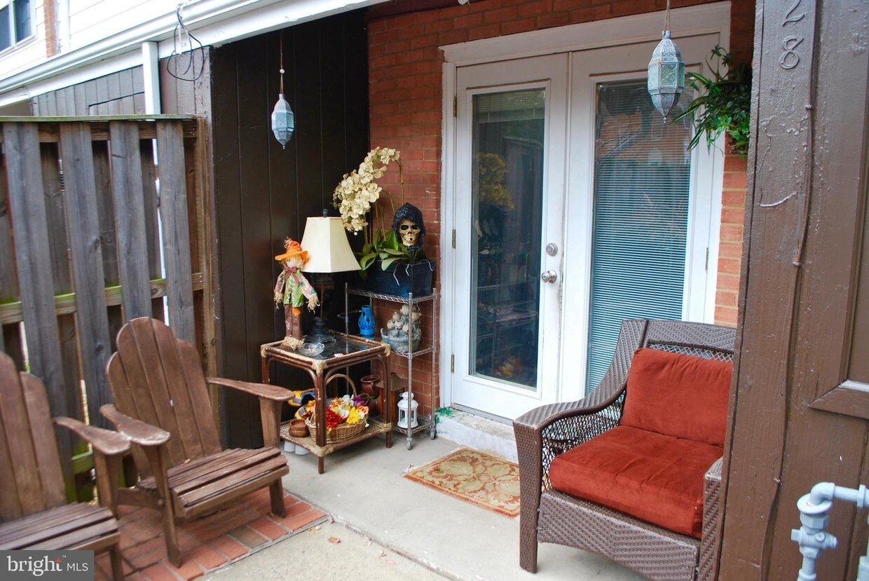 Primary Photo - 128 N Sterling Blvd