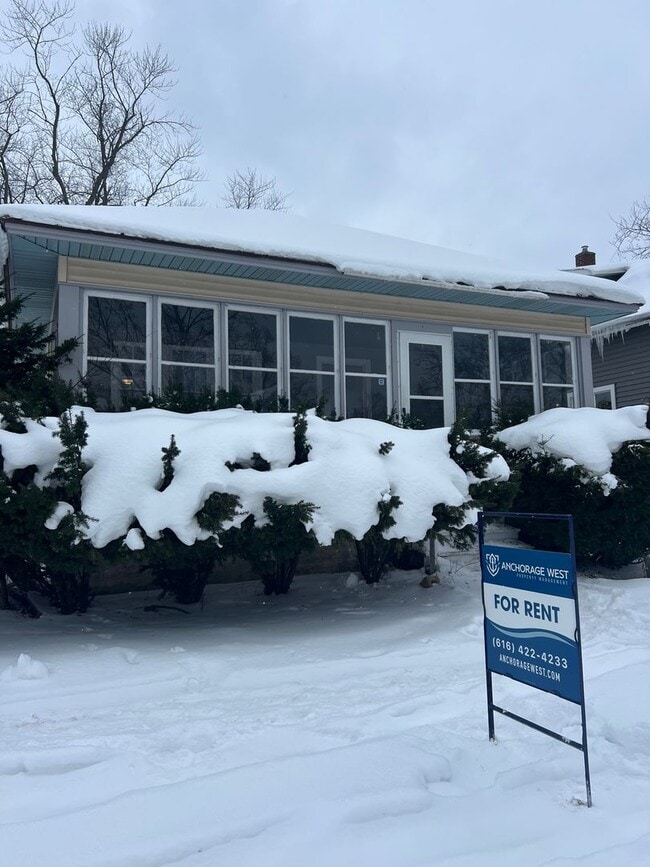 Building Photo - 332 W 19th St