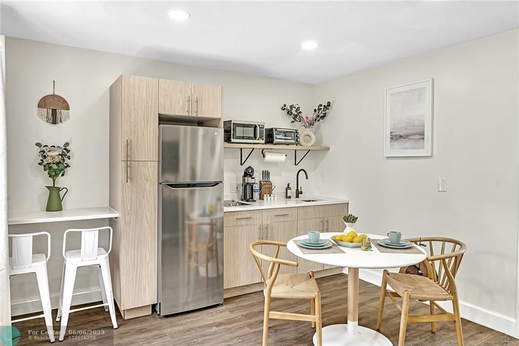 703 NE 7th St, Hallandale Beach, FL 33009 Room for Rent in Hallandale