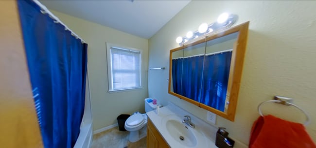 Building Photo - Fenced-in Backyard + Washer & Dryer + Off-...