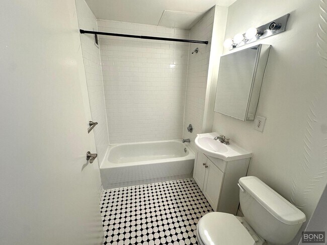 Foto del edificio - 323 W 96th St