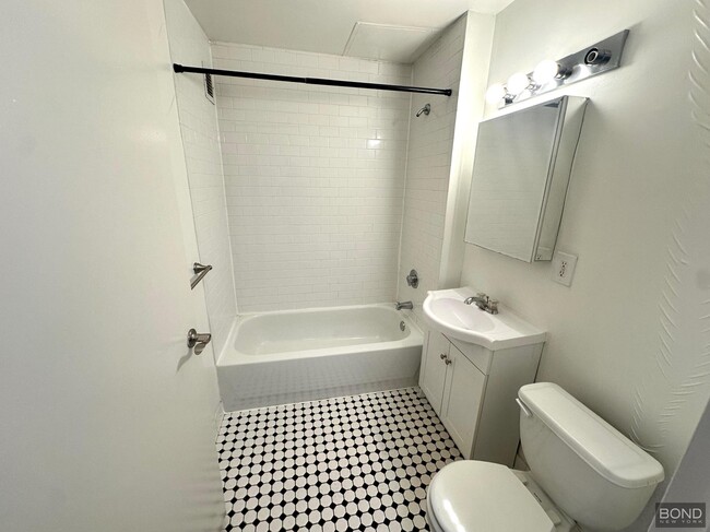 Building Photo - 323 W 96th St
